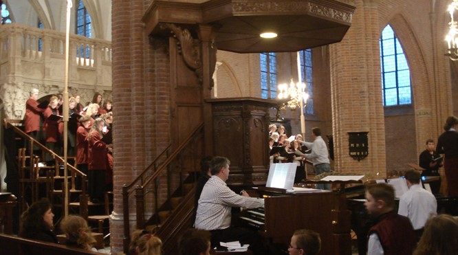 Pieter Heijkoop achter het orgel in de Cunerakerk te Rhenen